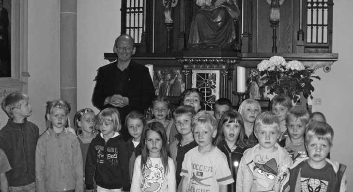 Pfarrer Borth zeigt Kindern aus Markhausen St Marien in Friesoythe 2014