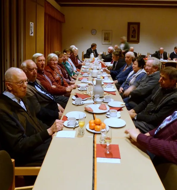 Lange Kaffeetafel mit Gästen in der Begegnungsstätte