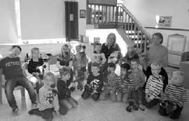 Kinder und zwei Erzieherinnen in der Kinderkrippe