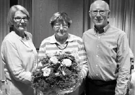 Ehrung mit Blumenstrauß beim Kohlessen der Senioren