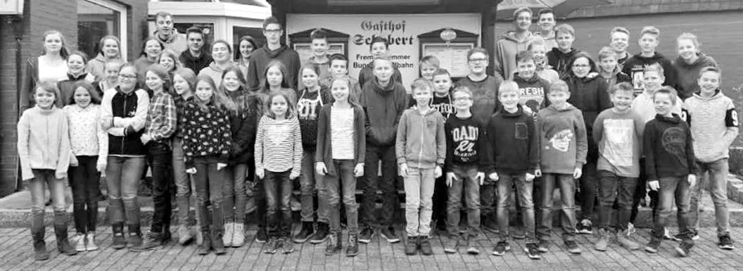 Große Gruppe Messdienerinnen und Messdiener vor dem Gasthof