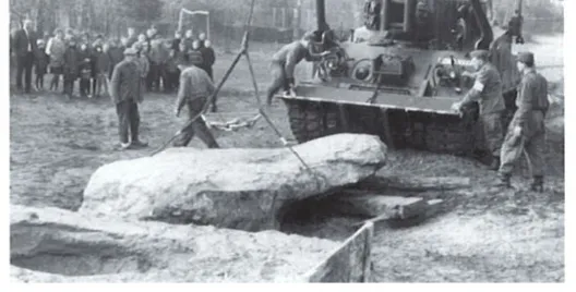 Schwarz-Weiß-Foto 1966: Ein Bergungspanzer der Bundeswehr zieht den großen Findling zum Fundament, Zuschauer stehen im Hintergrund.