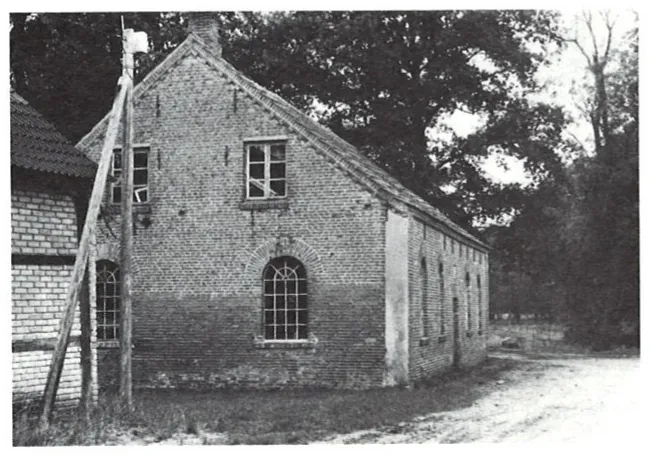 Schwarz-Weiß-Foto des Packhauses: Backsteinbau mit Satteldach und Rundbogenfenstern.