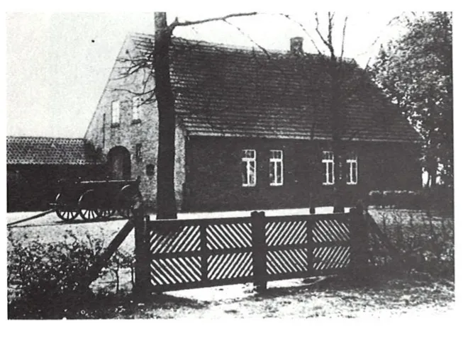 Altes Foto eines Siedlerhauses als niederdeutsches Hallenhaus, davor ein Holzzaun.