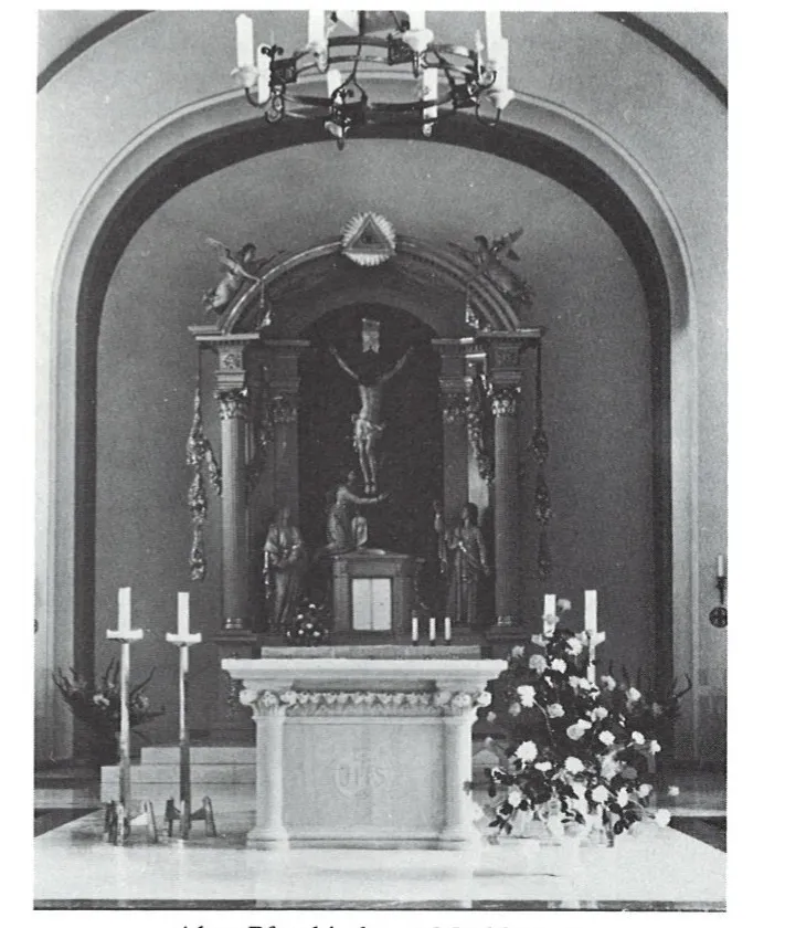 Der Altar der Pfarrkirche St. Johannes Baptist: neubarocker Aufbau mit Säulen und Figuren, darüber ein Gemälde.