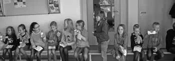 Kinder sitzen auf einer Bank und essen