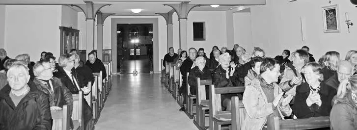 Gefüllte Kirchenbänke beim Orgelkonzert